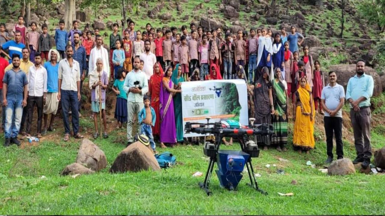 सिंगरौली जिले में ड्रोन तकनीक के माध्यम से तेजी से वनीकरण आजीविका सीडबॉल प्रसारण पहल का शुभारंभ